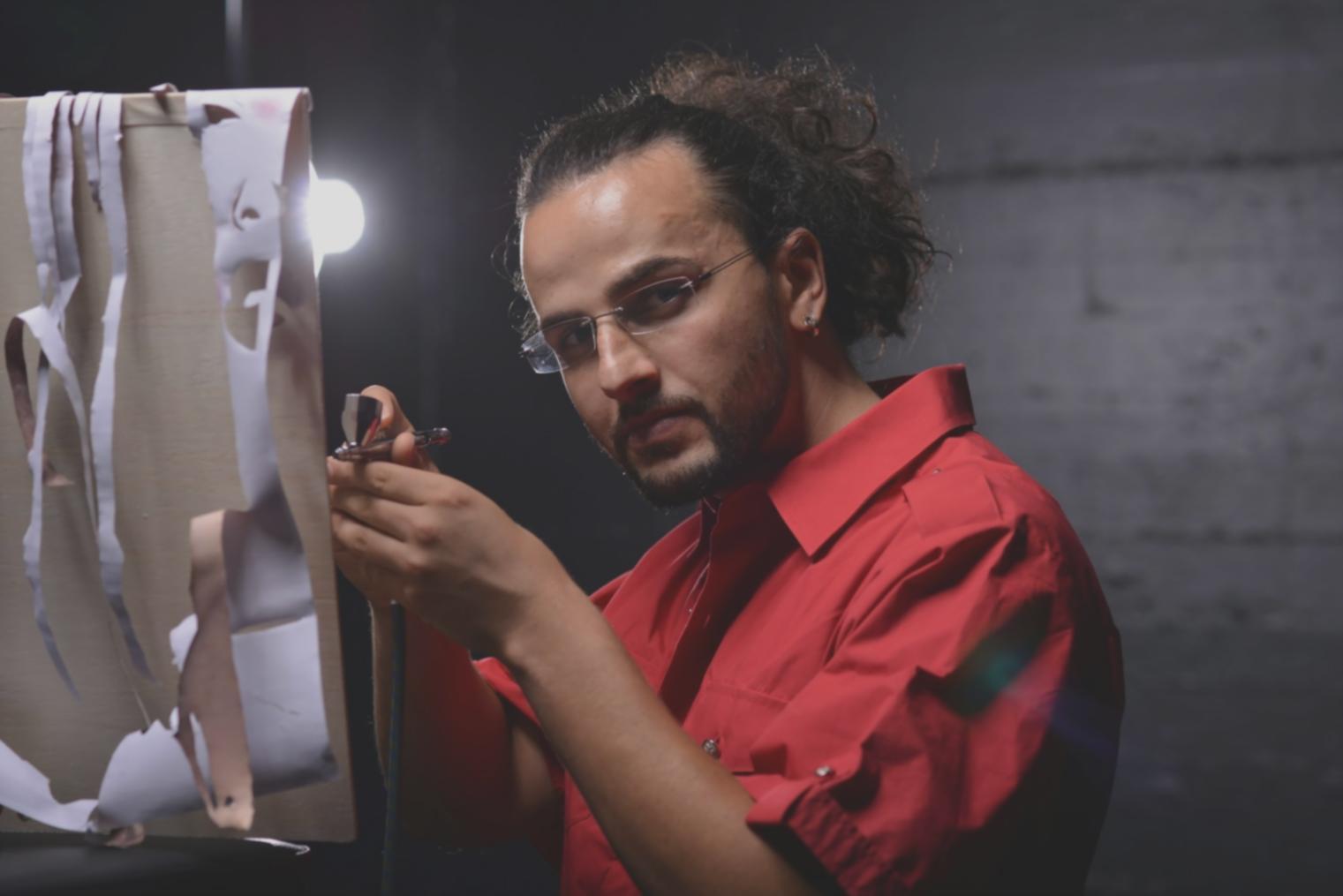 Espacio de trabajo creativo con iluminación natural y materiales de dibujo organizados